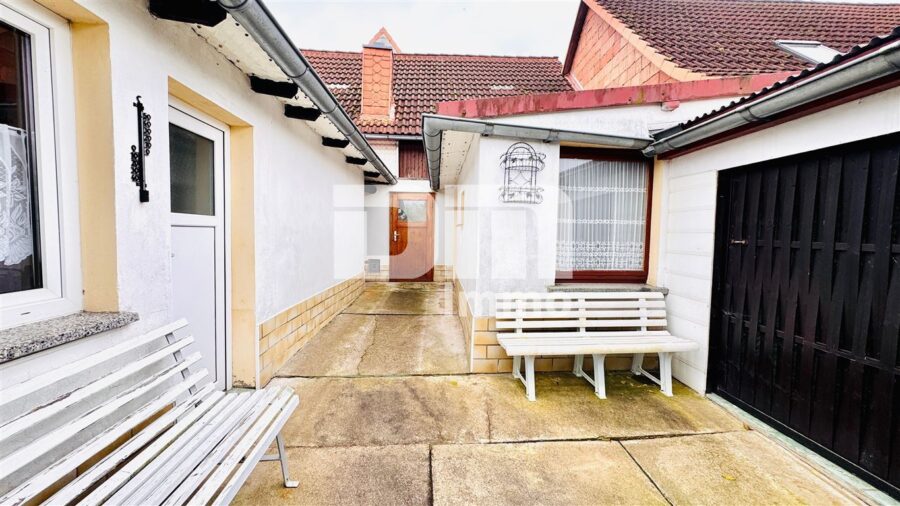 Solides Fachwerkhaus mit Nebengebäude in idyllischer Lage mit Garten und Garage - Rückansicht Gebäudenesemble